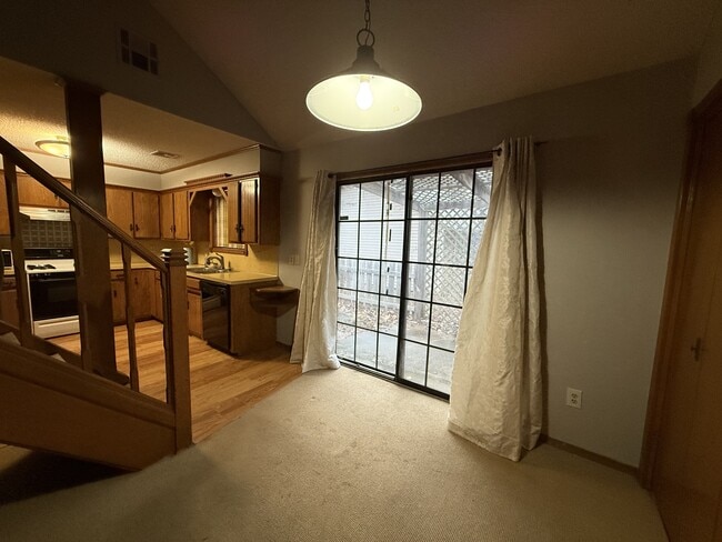 Foto del edificio - 2202 Crestwood Dr