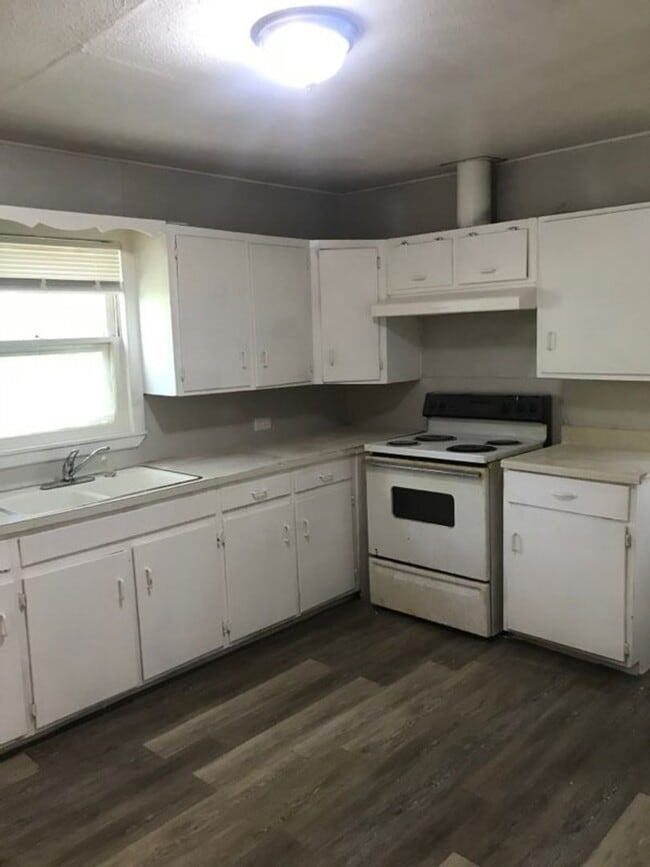 Building Photo - Newly Remodeled off Sayles
