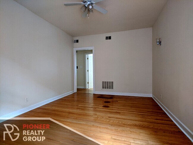 Building Photo - 553 W Aldine