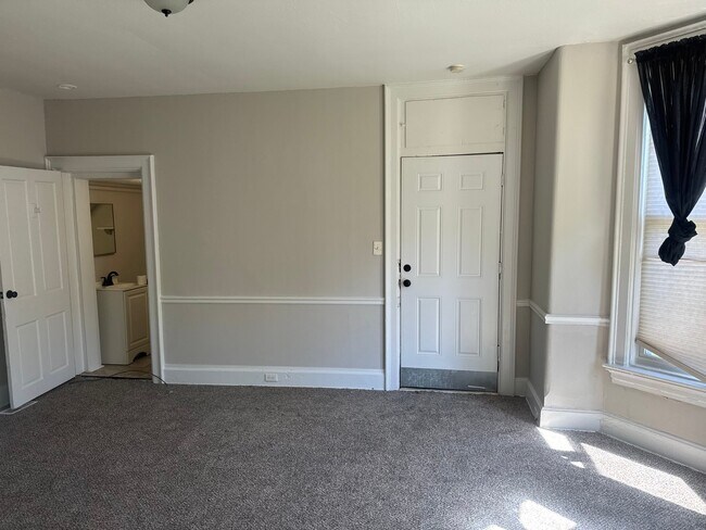 Building Photo - 109 Elm St