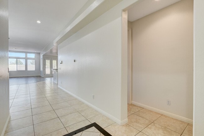 Foto del edificio - Single Family Home on 20k SQFT Lot in Gated Community