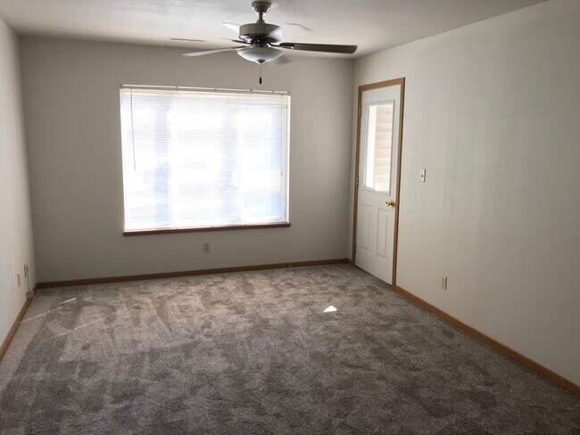Building Photo - 258 Hyland Ave