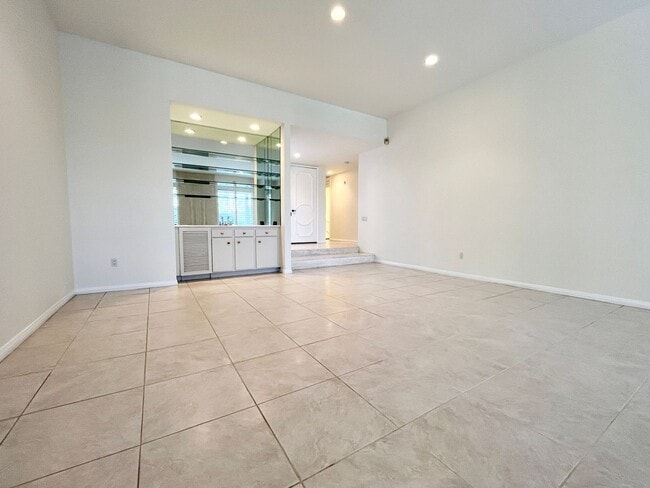 Building Photo - AVAILABLE NOW! STUNNING 3 Bed 3 Bath Pool ...