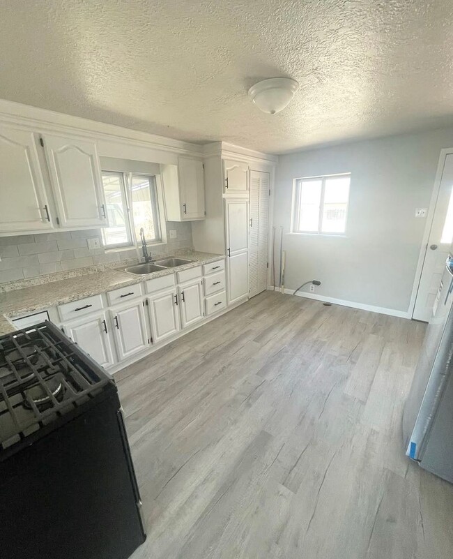 Building Photo - 3 bed 1 bath | $1700