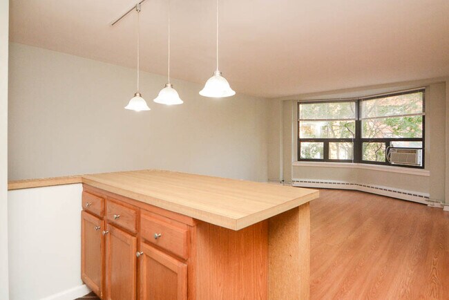 Foto del edificio - 445 W Wellington Ave