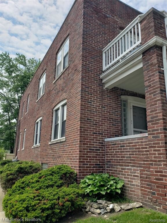 Building Photo - 528 E Eleven Mile Rd