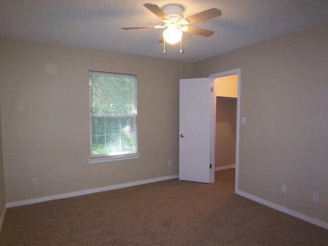 Foto del edificio - 727 Valley Ridge Way