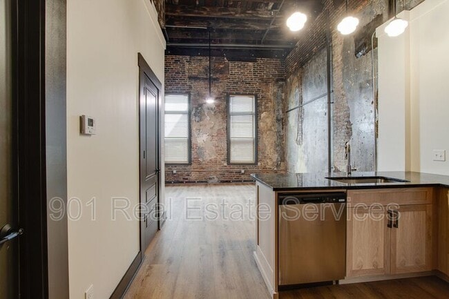 Building Photo - 124 Monroe Ave