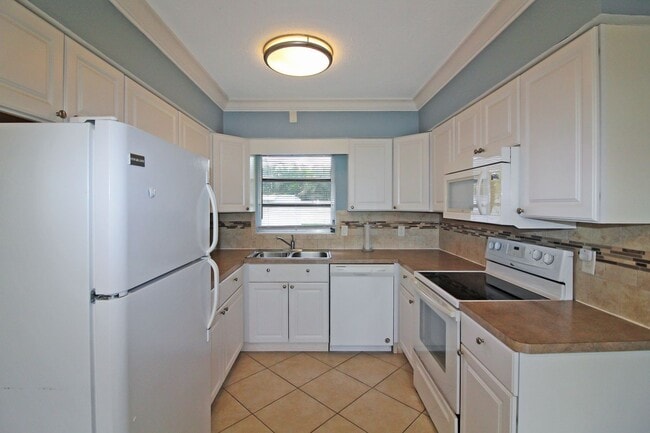 Building Photo - Island of Venice Annual Duplex for Rent