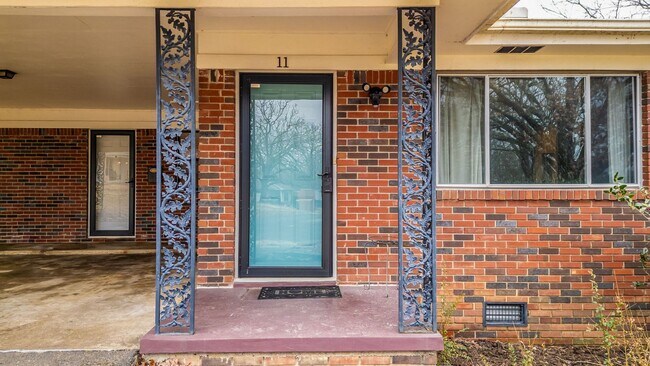 Foto del edificio - Updated 3BR/2BA Brick Home with Hardwood Floors & Large Yard