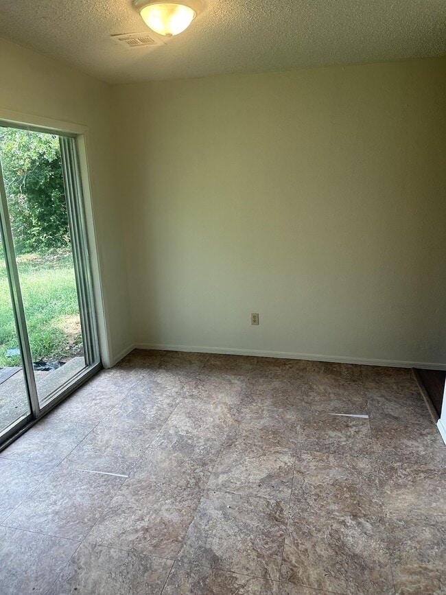Building Photo - 2913 Gwendolyn Ln