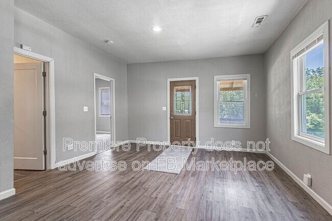 Building Photo - 912 E Frederick St