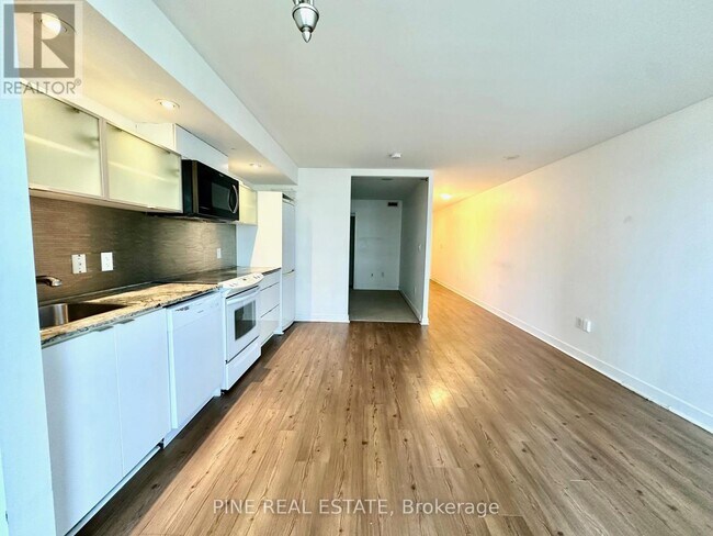 Photo du bâtiment - 4 A-1214 Spadina Ave.