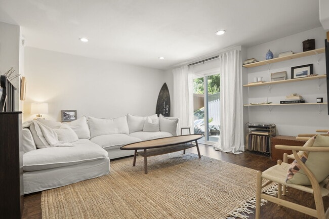 Building Photo - 27462 Country Glen Rd