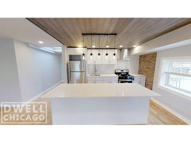 Building Photo - 2465 N Clybourn Ave