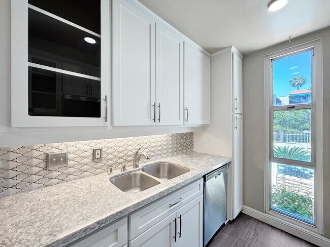 Foto del edificio - Beautiful 1B/1BA Upgraded Condo In La Joll...