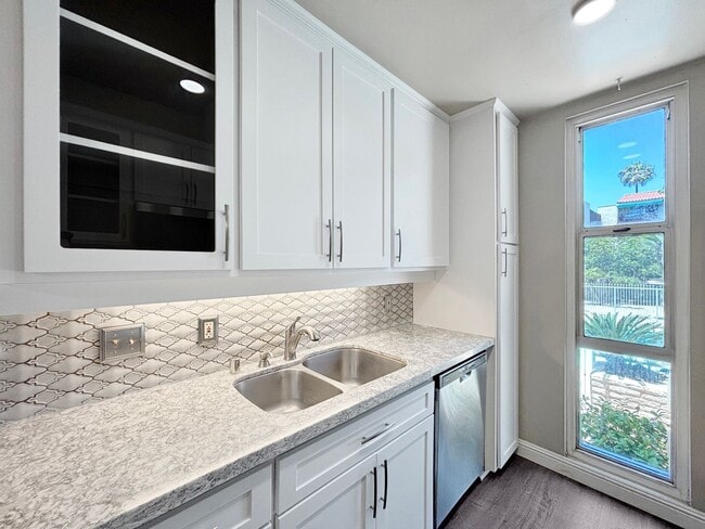 Building Photo - Beautiful 1B/1BA Upgraded Condo In La Joll...