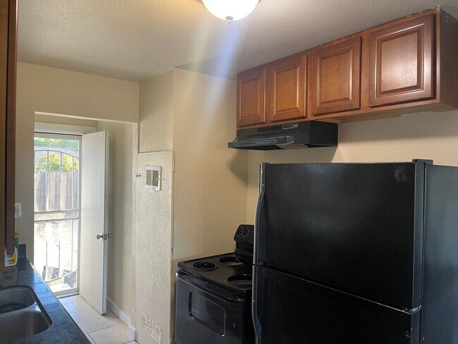 Building Photo - 1 Bedroom Duplex in Sacramento