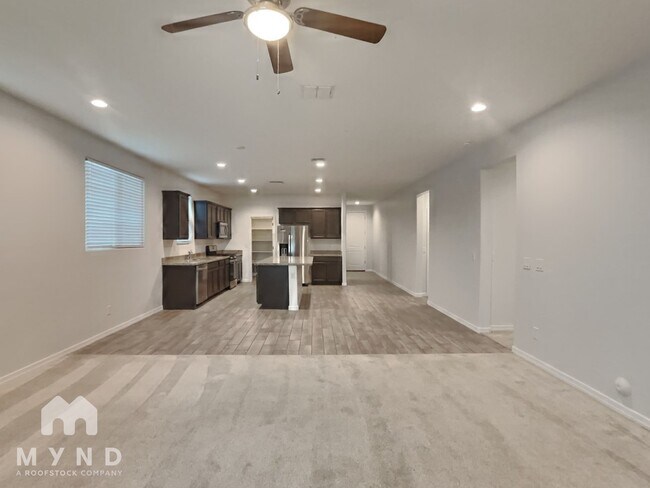 Foto del edificio - 815 N 109th Dr