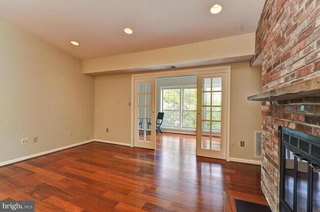 Building Photo - 7759 Willow Point Dr
