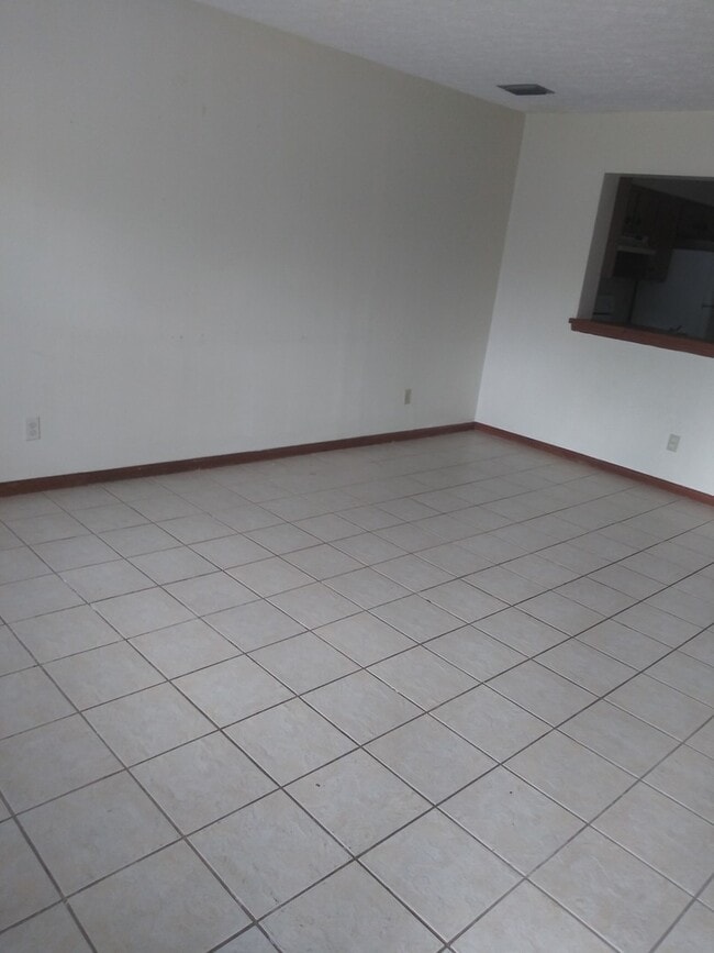 Building Photo - 822 Village Dr