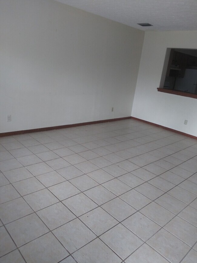 Foto del edificio - 822 Village Dr
