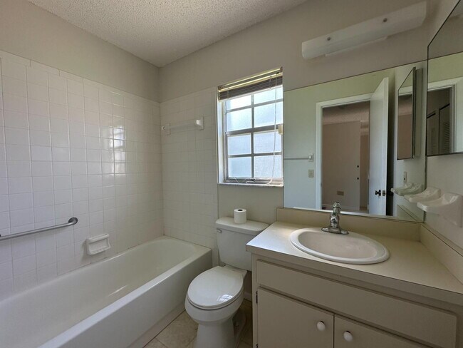Foto del edificio - "Charming 2-Bed, 2-Bath Oasis in New Port Richey – Your Ideal Retreat Awaits!"