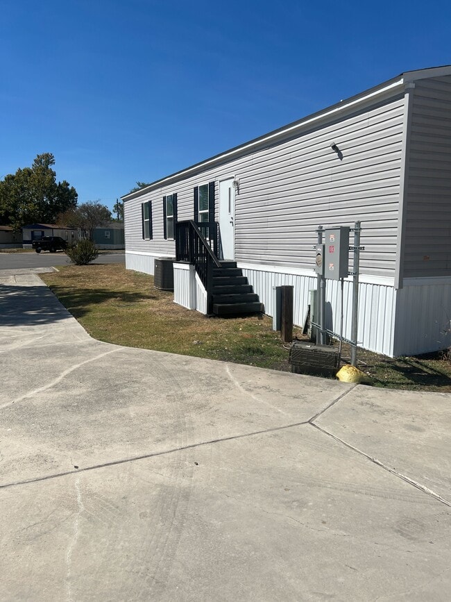 Building Photo - 750 Silent Valley Rd