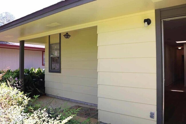 Building Photo - 2 Bedroom 1 Bath Available September 1. Cl...