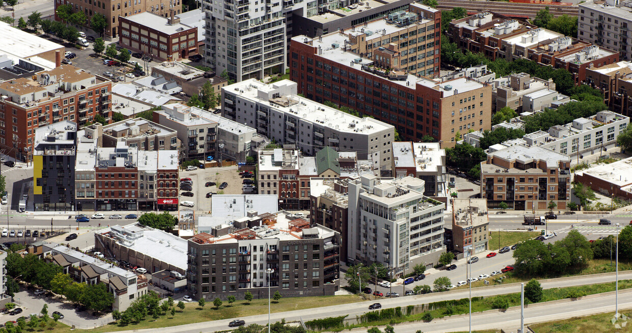 Aerial Photo - 669 N Milwaukee Ave