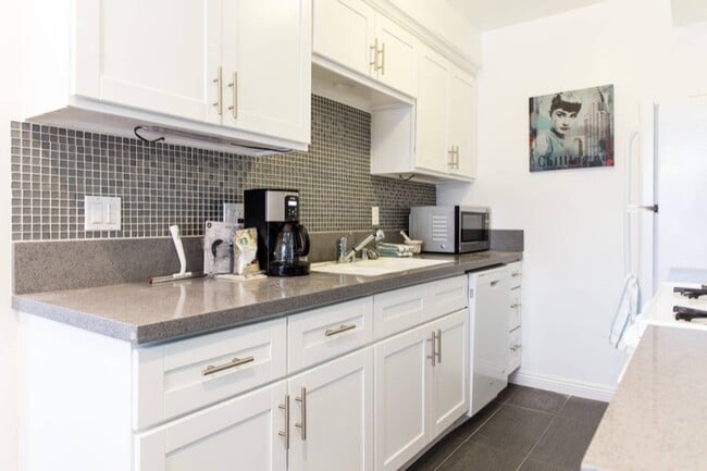 Foto del edificio - 5943 Carlton Way