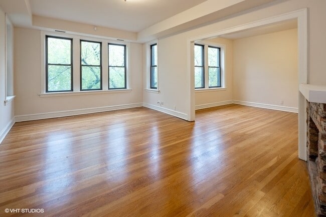 Building Photo - 3513 N Racine Ave