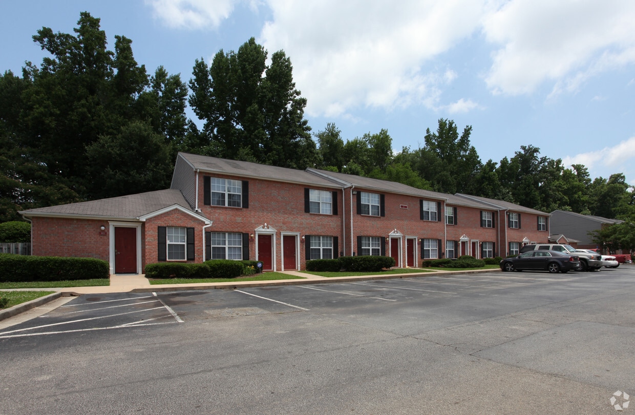 Pinebrooke Apartments in Riverdale, GA