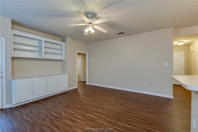 Building Photo - 906 Gardenia St