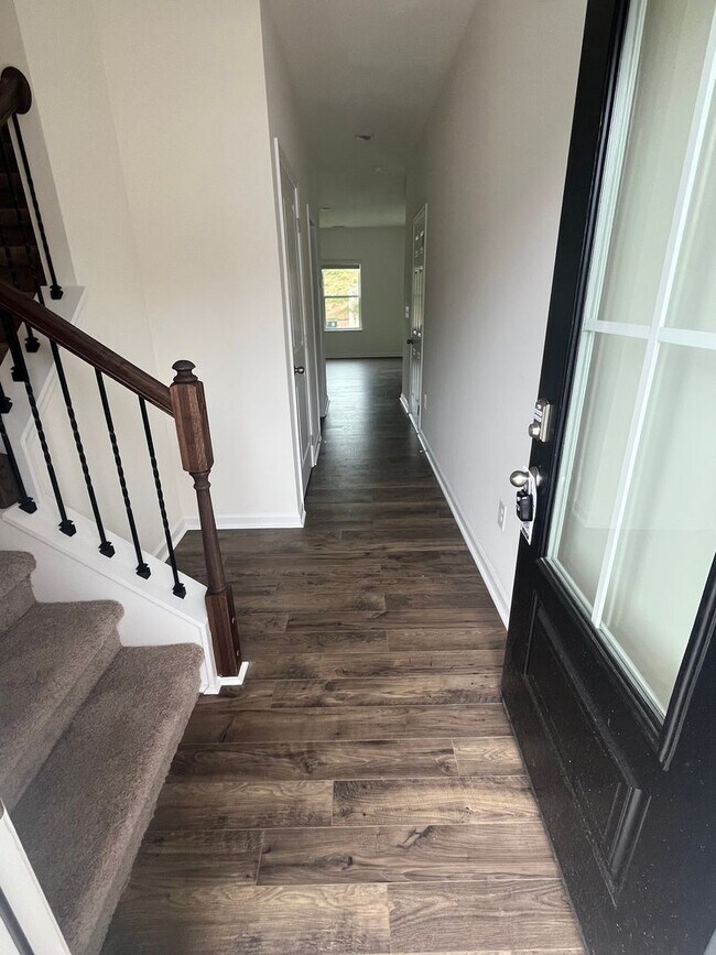 Foto del edificio - Brand New Townhome – Modern Comfort & Conv...