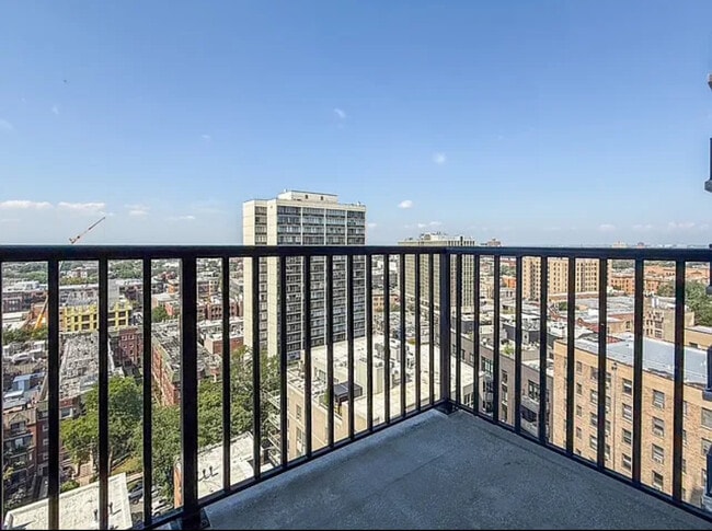 Building Photo - 2740 N Pine Grove Ave