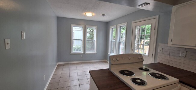 Foto del edificio - Newly Renovated 4 bedroom 2 bathroom home ...