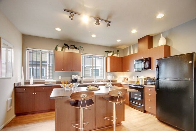 Building Photo - Brookstone at Edgewater Townhomes