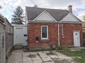 Building Photo - 117 Gladstone Ave