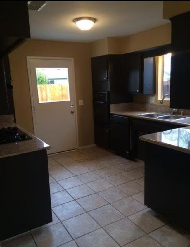 Foto del edificio - Nice home with a pool for rent in Visalia!