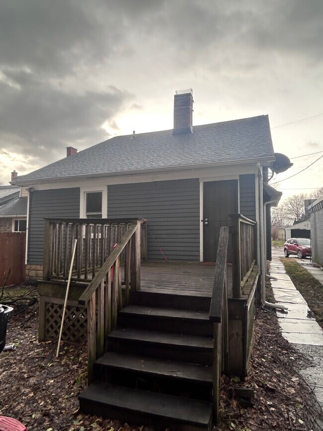 Building Photo - 9501 Rosewood Ave