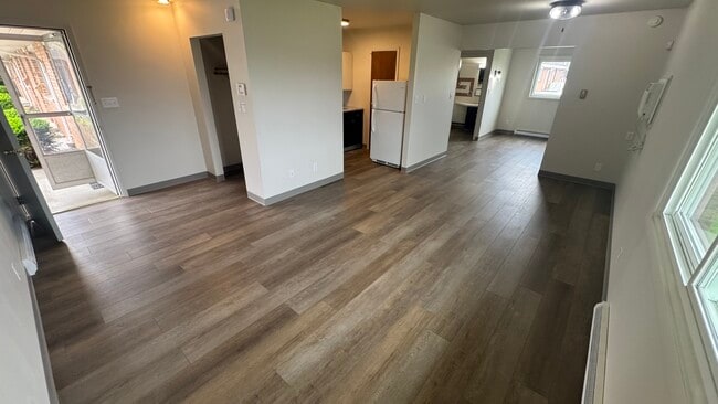 Building Photo - 655 Columbia Dr
