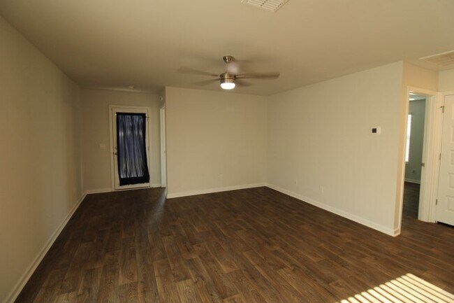 Foto del edificio - 507 Autumns Wood Cir W