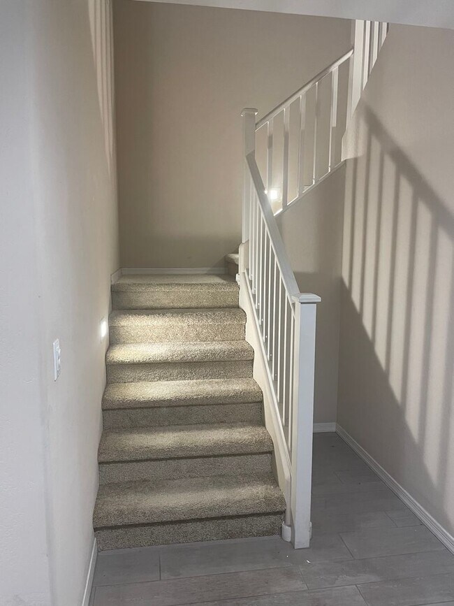 Foto del edificio - LARGE 4 BEDROOM HOME IN CHANDLER WITH SOLA...