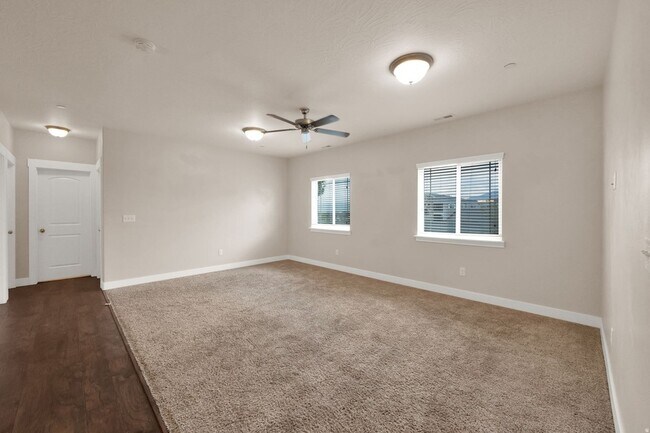 Foto del edificio - 1823 N Crest Rd