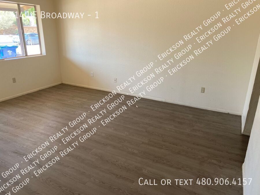 Foto del edificio - 7140 E Broadway-1