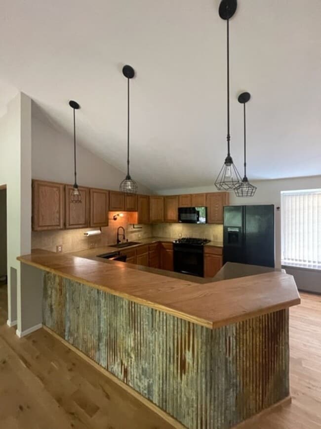 Building Photo - Beautiful Spacious Home