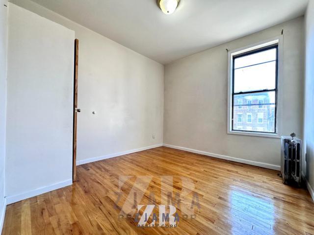 Foto del edificio - 3 bedroom in Brooklyn NY 11213