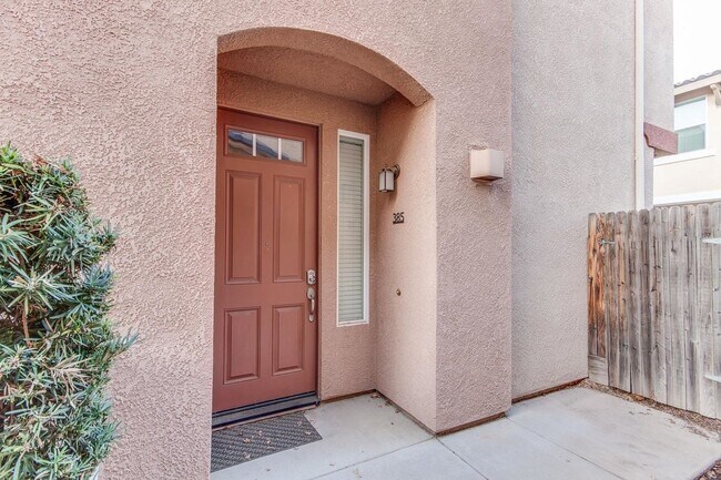 Building Photo - Spacious 3/3 Townhouse in North Clovis