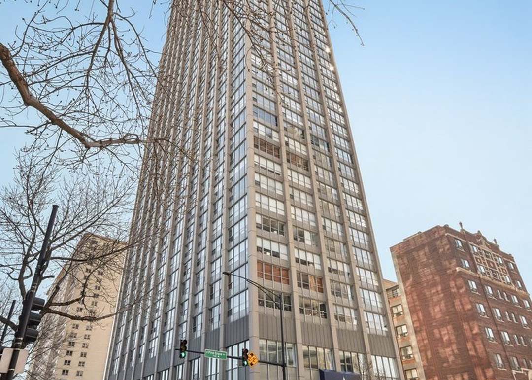 Foto principal - 655 W Irving Park Rd